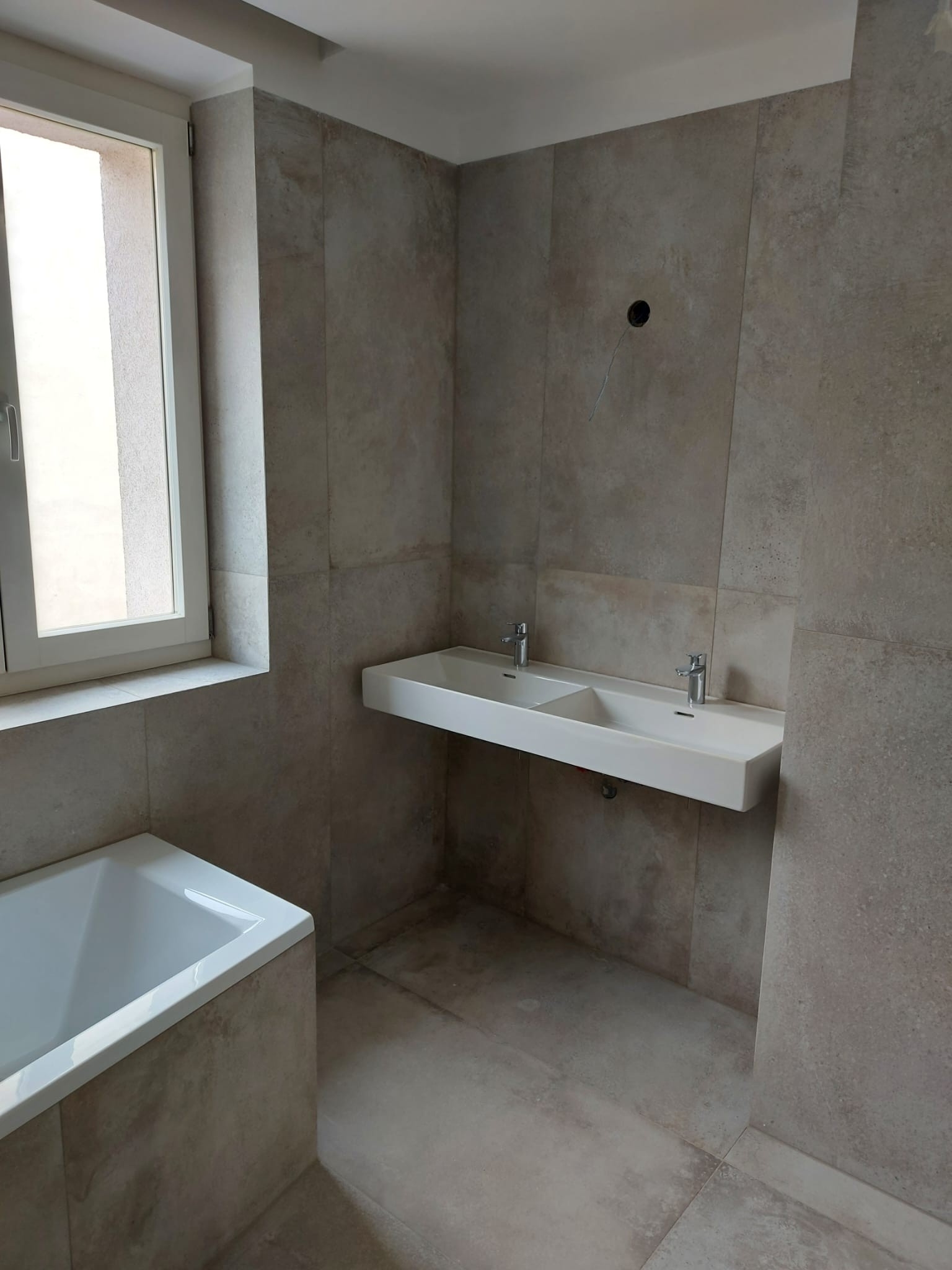 Holtex Badsanierung Wien — Waschtisch und Badewanne